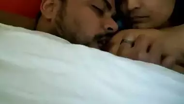 Bearded dude enjoys sucking Desi wife's sweet XXX nipples in MMS vid
