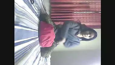 Slim Bangladeshi girl viral outdoor sex and nude at home