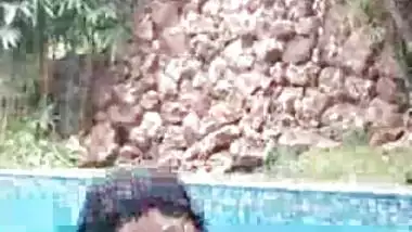 Mallu girl pussy spotted in swimming pool
