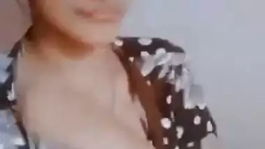 Indian college girl boob show selfie viral MMS