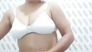 sexy Desi Girl Showing Boobs