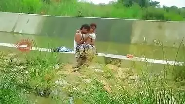 Cute mallu aunty boobs pressing outdoor