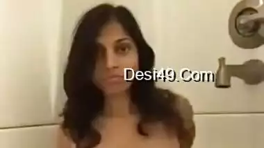 Attractive Desi chick combines taking a bath with filming the porn video