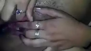 Horny bhabhi fingering hard