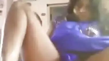Desi mom doesn't know anything about belly dance but masturbation