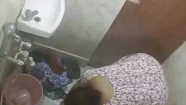 BBW Mature Indian Milf Rina Washing In Bathroom