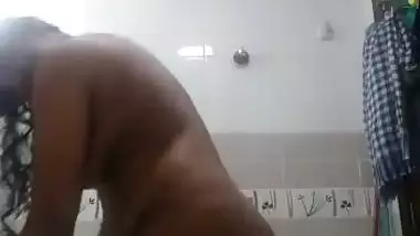 Desi nude aunty in bathroom before a bath