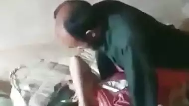 Maulana takes advantage of a young girl in Bangladeshi porn