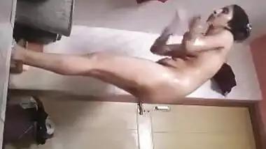 Today Exclusive- Famous Priyarani Bhabhi Record Her Bathing Clip For Fanss
