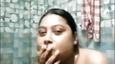 Sexy Indian girl demonstrates her sex body parts in XXX shower