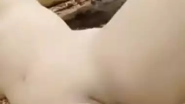 PAKI BABE GREAT VIDEO FUCKING HERSELF WITH A BOTTLE