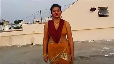 beautiful bhabhi wearing saree