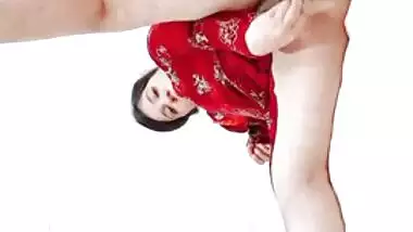 Sexy Pakistani mom inserts dildo into her XXX twat for Desi video