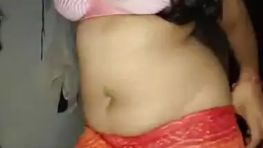Indian sexy house wife expose her figure