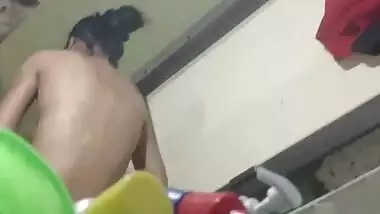 19yo teen girl nude bath hidden cam viral clip