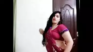 Bubbly delhi housewife bhabhi ishita kumari navel show.