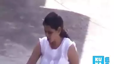 Upskirt video of desi aunty without a panty
