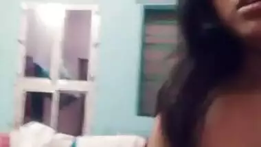 Amateur porn video of the finger-licking Desi babe with nose piercing