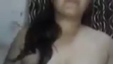 Beautiful Bhabi Showing boob