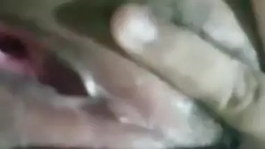 Desi cute bhabi fingering pussy