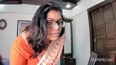 Indian bbw mom in saree showing her huge busty ass on webcam