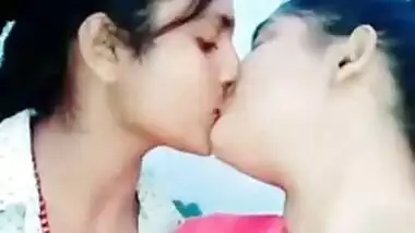 DESI INDIAN CUTE LESBIAN FRIENDS KISSING