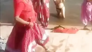Lusty Bhabhi bathing toipless in pond, Desi leaked porn videos