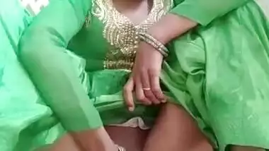 Desi Girl Showing her Pussy and Fingering