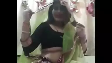 Hot mumbai housewife bhabhi roma milky cleavage & bubbly navel show