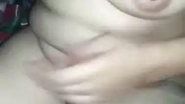 Desi housewife pulls bra up to flaunt natural XXX boobs and sex nipples