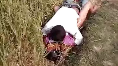 Village bhabi fucking with lover in the field