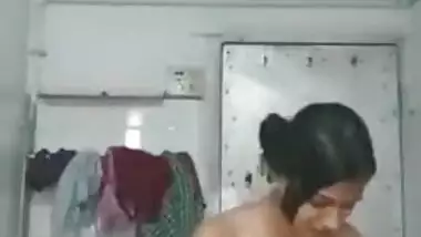 Desi lovely lets her boyfriend film porn video where she washes body