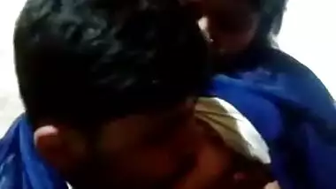 Amateur desi teen lovers ki kissing and boob sucking video
