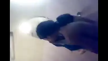 Tamil maid goes naked in bathroom viral video