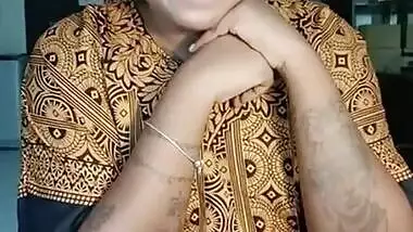 Pussy showing aunty narrating fun on tamil