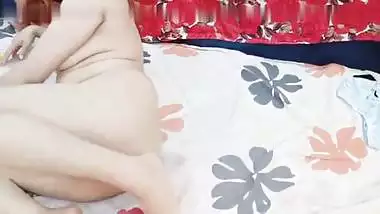 Karachi milf shows her naked body in the Pakistani xxx video