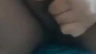 Chubby Bangladeshi girl fingers her wet XXX bush in solo MMS video
