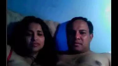 Hindi sex video mature aunty with hubby’s friend