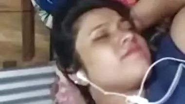 Desi slum girl showing boobies on video call