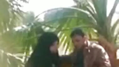 Indian muslim chick doing handjob to her BF in a park 
