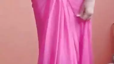 Shari wali sexy bhabhi showing tight boobs and pussy
