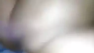Desi nude lady uses toothpaste to lube her pussy
