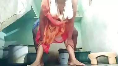 desi aunty have a sex in bathroom