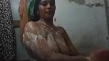 desi aunty hot bathing