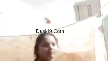 Today Exclusive-sexy Bhabhi Showing Her Boobs