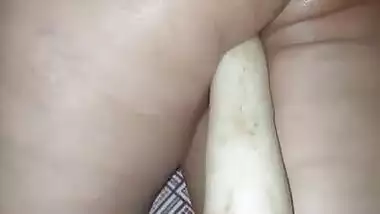 Hubby inserting Radish in wife’s pussy