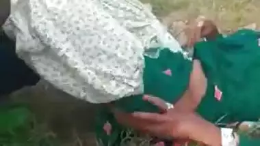 Boy fucks Desi in field in front of XXX cameraman making MMS video