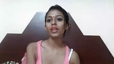 Indian chick loves to flash her jugs
