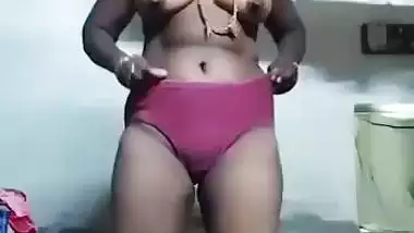 Mature Tamil aunty sex teasing nude viral show