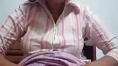 Posh Indian girl in shirt explores own XXX pussy in front of the webcam